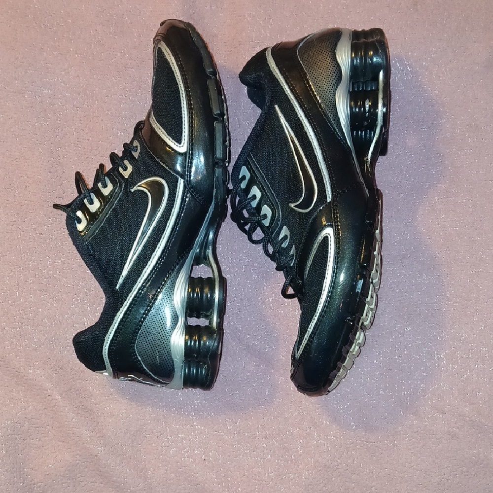 Vintage Wmns Nike Black and silver shox sneakers